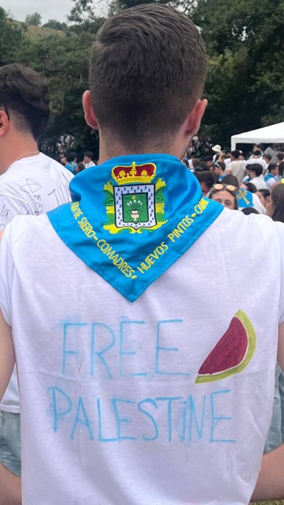 Camiseta de Palestina Libre en la Fiesta del Carmín